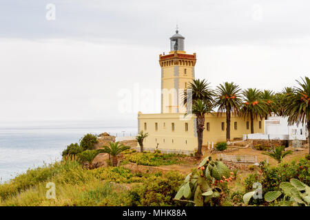 Spartel phare de Tanger, une grande ville au nord du Maroc. Elle est la capitale de la région de Tanger-Tetouan-Al Hoceima et de l'Tangier-Assilah Banque D'Images