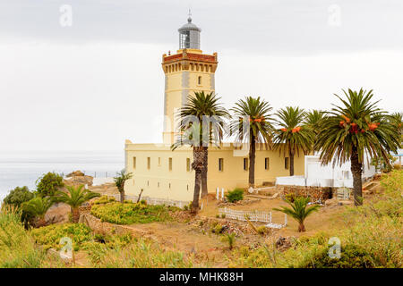 Spartel phare de Tanger, une grande ville au nord du Maroc. Elle est la capitale de la région de Tanger-Tetouan-Al Hoceima et de l'Tangier-Assilah Banque D'Images