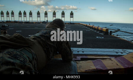 Lance le Cpl. Aaron Snyder, un fantassin avec siège et Service Company, bataillon de l'équipe d'atterrissage 3/1, 13e Marine Expeditionary Unit, effectue une remise à zéro de base tourné à bord du navire amphibie de classe Wasp USS Essex (DG 2), le 26 mars 2018. "Pour certains de la marine, c'est leur première fois l'allumage sur le navire," a déclaré le Lieutenant 1er Devin Davis, commandant de peloton, BLT 3/1. "Petit va comme ceci nous préparer pour tout ce qui pourrait se passer." Le groupe amphibie d'Essex et 13e MEU entièrement intégré pour la première fois avant leur déploiement d'été. L'Escadron amphibie, MEU intégration formation est un c Banque D'Images