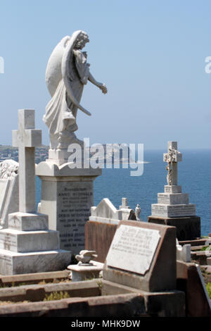 Monuments victoriens et édouardiens, cimetière Waverley dans le Bronte, Sydney, Nouvelle-Galles du Sud, Australie.Henry Lawson est enterré ici. Banque D'Images