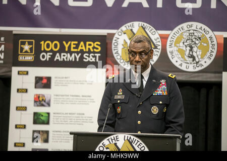 Le général de l'armée américaine Cedric T. Gagne, général commandant de l'armée américaine recherche-développement et Ingénierie de commandement, explique les avantages des nouveaux contrats à terme l'armée américaine commande pour un public à l'Association de l'United States Army Force globale 2018 Symposium à Huntsville, Alabama, 27 mars 2018. (U.S. Army Banque D'Images