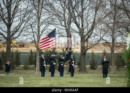 L'Armée américaine sur la garde d'honneur et d'un clairon de la U.S. Army Band, "Pershing's propre", l'aider à tenir l'honneur de l'armée américaine de rapatriement Le Cpl. Dow F. Worden dans l'article 60 de cimetière National d'Arlington, Arlington, Virginie, le 27 mars 2018. Worden, 20, de Boardman, Oregon, a disparu à la fin de septembre 1951 au cours de la guerre de Corée. Membre de la Compagnie A, 1er Bataillon, 9e Régiment d'infanterie, 2e Division d'infanterie, l'entreprise était en Worden aux environs de Hill 1024 en Corée du Sud, de l'exécution des opérations à proximité d'une zone connue sous le nom de crête de chagrin, lorsque les Chinois ont lancé une attaque. L Banque D'Images