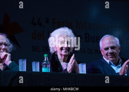 Buenos Aires, Argentine. 01 mai, 2018. Le président des grands-parents&# 39 Associntion ; de la Place de mai, Mme. Enquiqueta Estearlotto partparticipates ce mardi (01) de la Foire du livre de Buenos Aires, à l'occasion du lancement du livre "Lulruthruth »;Wip sera. Là où il y a aussi la démonstration sur "Free &q&Lula Crédit : Fl : Flavio Sucesso/FotoArena/Alamy Live News Banque D'Images