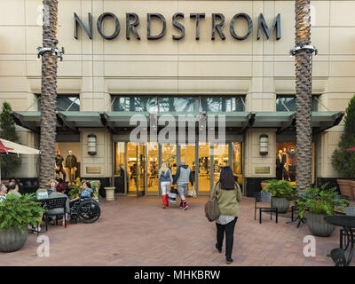 Irvine, Californie, USA. Sep 30, 2017. Nordstrom Inc. est une des chaîne de grands magasins, également en exploitation au Canada et à Porto Rico, dont le siège social est situé à Seattle, Washington. Fondée en 1901 par l'Américain John W. Suédois Nordstrom et Carl F. Wallin, l'entreprise a commencé comme un détaillant de chaussures et élargi son inventaire pour : vêtements, accessoires, sacs, bijoux, cosmétiques, et parfums. Sélectionnez les magasins Nordstrom comprennent également les ministères et d'accessoires de maison mariage. La société a aussi des restaurants et bars expresso Crédit : Alexey Bychkov/ZUMA/Alamy Fil Live News Banque D'Images