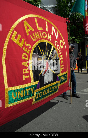 London,UK.1er mai 2018. L'affichage des bannières avec les manifestants au cours de thèmes marxiste Travailleurs Internationaux Premier Mai. Credit : Julio Etchart/Alamy Live News Banque D'Images