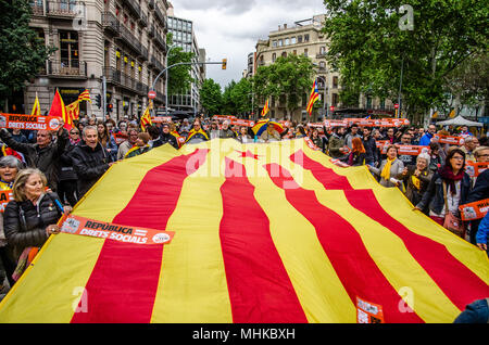 Un grand drapeau catalan se déroule au cours de la démonstration de l'indépendance de la République et des droits sociaux. Le mouvement indépendantiste catalan a rejoint le 24 mai, les manifestations des travailleurs. Sous le slogan de la République et des droits sociaux, des centaines de personnes ont manifesté dans le centre de Barcelone Banque D'Images