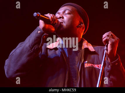 Milwaukee, Wisconsin, États-Unis. Apr 29, 2018. Chanteur et compositeur Jacob banques centrales remplit à la rave à Milwaukee, Wisconsin. Ricky Bassman/CSM/Alamy Live News Banque D'Images