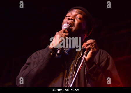 Milwaukee, Wisconsin, États-Unis. Apr 29, 2018. Chanteur et compositeur Jacob banques centrales remplit à la rave à Milwaukee, Wisconsin. Ricky Bassman/CSM/Alamy Live News Banque D'Images