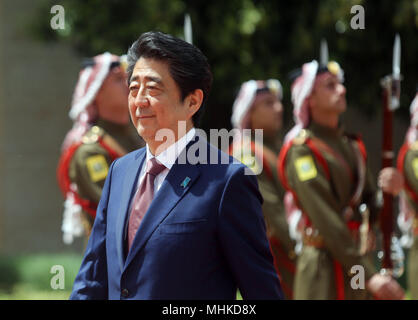 Le Premier ministre japonais Shinzo Abe arrive en compagnie de Jordan's Premier ministre Hani Mulki à al-Huseineyah palace pour rencontrer le roi Abdallah de Jordanie et le Prince Hussein le 1 mai 2018 à Amman, Jordanie. (Salah Mohamad/ Bla) Banque D'Images