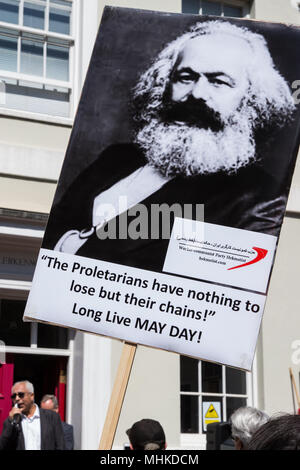 Londres, Royaume-Uni. 1er mai 2018. Une affiche avec l'image de Friedrich Engels entre les représentants des syndicats et les partis socialiste et communiste, de pays différents, de l'assemblage à l'extérieur de la Marx Memorial Library sur Clerkenwell Green de prendre part à la Journée annuelle de mars à mai marque la Journée internationale du Travail. Credit : Mark Kerrison/Alamy Live News Banque D'Images