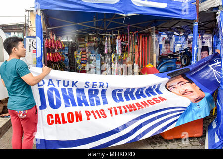 Les Malaisiens se préparent à une élection générale, le 9 mai, avec plus de 2 000 candidats, y compris un 92-ans, ancien premier ministre, courir pour les 222 sièges parlementaires. Actuel premier ministre Najib Razak devrait rester au pouvoir malgré la hausse du coût de la vie et de scandales politiques. Banque D'Images