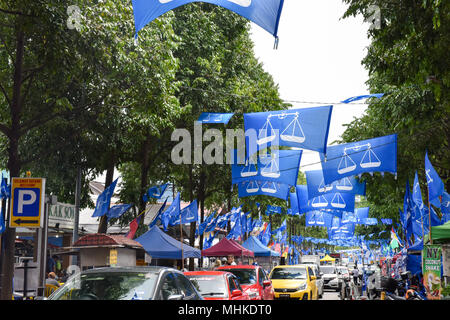 Les Malaisiens se préparent à une élection générale, le 9 mai, avec plus de 2 000 candidats, y compris un 92-ans, ancien premier ministre, courir pour les 222 sièges parlementaires. Actuel premier ministre Najib Razak devrait rester au pouvoir malgré la hausse du coût de la vie et de scandales politiques. Banque D'Images