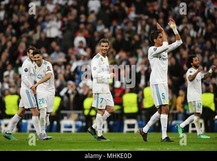 Madrid, Espagne. 1er mai 2018. Le Real Madrid Cristiano Ronaldo (C), Marcelo (1e R), Raphaël Varane (2e R) et Marco Asensio (2L) célébrer après un deuxième demi-finale de la Ligue des Champions de football match entre jambe ?équipe espagnole Real Madrid et l'équipe allemande Bayern Munchen en Madrid, Espagne, le 1 mai 2018. Le match s'est terminé 2-2. Real Madrid avancé pour la finale avec 4-3 sur l'ensemble des deux. Credit : Guo Qiuda/Xinhua/Alamy Live News Banque D'Images