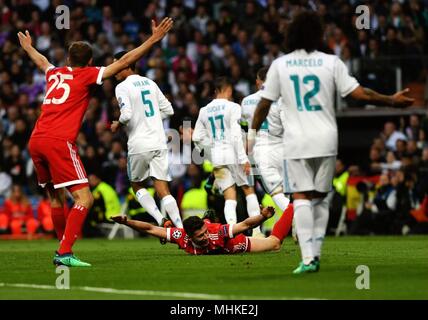 Madrid, Espagne. 1er mai 2018. Bayern Munchen's Robert Lewandowski (C) tombe au sol lors d'une deuxième demi-finale de la Ligue des Champions de football match entre jambe ?équipe espagnole Real Madrid et l'équipe allemande Bayern Munchen en Madrid, Espagne, le 1 mai 2018. Le match s'est terminé 2-2. Real Madrid avancé pour la finale avec 4-3 sur l'ensemble des deux. Credit : Guo Qiuda/Xinhua/Alamy Live News Banque D'Images