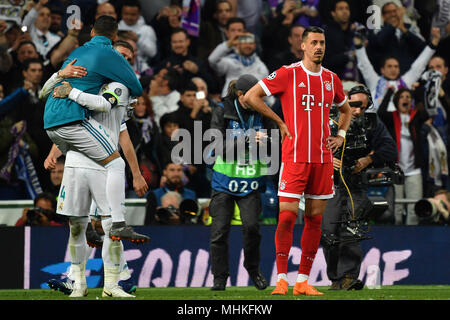 Madrid, Espagne. 01 mai, 2018. Sandro Wagner (Bayern Munich), déçu, frustré, déçu, frustré, découragé, après la fin du match, à gauche : Sergio Ramos (Real Madrid) la jubilation, la joie, l'enthousiasme, .l'action. Ligue des Champions de football, demi-finale, le Real Madrid-FC Bayern Munich 2-2. sur 01.05.2018, ESTADIOSANTIAGOBERNAB E U. | Conditions de crédit dans le monde entier : dpa/Alamy Live News Banque D'Images