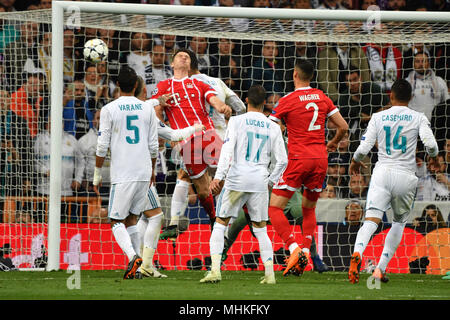 Madrid, Espagne. 01 mai, 2018. Surface de réparation, scène goalchance-v.li : Raphaël VARANE (Real Madrid), Robert LEWANDOWSKI (FC Bayern Munich), Lucas VAZQUEZ (Real Madrid), Sandro Wagner (FC Bayern Munich), CASEMIRO (Real Madrid), l'action, les duels. Ligue des Champions de football, demi-finale, le Real Madrid-FC Bayern Munich 2-2. sur 01.05.2018, ESTADIOSANTIAGOBERNAB E U. | Conditions de crédit dans le monde entier : dpa/Alamy Live News Banque D'Images