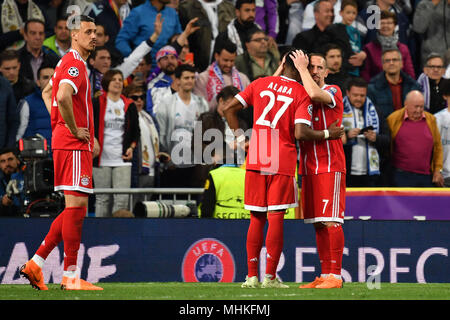 Madrid, Espagne. 1er mai 2018. v.re:Franck Ribéry (FC Bayern Munich), David ALABA (Bayern Munich), Sandro Wagner (Bayern Munich), déçu, frustré, déçu, frustré, découragé, après la fin du jeu.Action. Ligue des Champions de football, demi-finale, le Real Madrid-FC Bayern Munich 2-2. sur 01.05.2018, ESTADIOSANTIAGOBERNAB E U. | Conditions de crédit dans le monde entier : dpa/Alamy Live News Banque D'Images