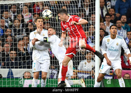 Madrid, Espagne. 1er mai 2018. goalchance en-tête, Robert LEWANDOWSKI (FC Bayern Munich), l'action, les duels contre Sergio Ramos (Real Madrid) et Cristiano Ronaldo (Real Madrid), l'espace scène, faute de nouveau : Raphaël VARANE (Real Madrid). Ligue des Champions de football, demi-finale, le Real Madrid-FC Bayern Munich 2-2. sur 01.05.2018, ESTADIOSANTIAGOBERNAB E U. | Conditions de crédit dans le monde entier : dpa/Alamy Live News Banque D'Images