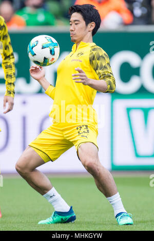 Bremen, Allemagne. Apr 29, 2018. Pas de ventes au Japon ! Shinji Kagawa, N, avant le match, se réchauffer, réserver, substituer, à boule, simple action avec ball, action, plein la figure, debout, format 1er Football Bundesliga, 32e journée, le Werder Brême (HB) - Borussia Dortmund (NE), le 29.04.2018 à Brême/Allemagne. Utilisation dans le monde entier | Credit : dpa/Alamy Live News Banque D'Images