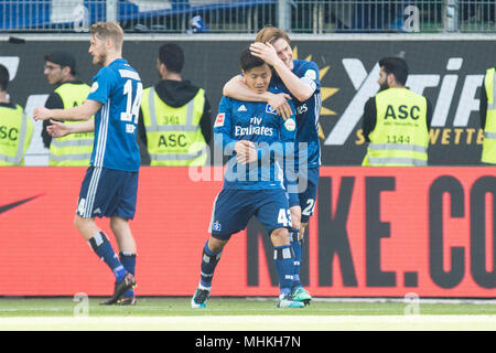 Wolfsburg, Allemagne. Apr 28, 2018. Gotoku SAKAI (droit, HH) célèbre gardien avec Tatsuya ITO (HH) après le but d'en faire 2-0 pour HSV Hambourg Hambourg Hambourg, jubilation, ils applaudissent, ils applaudissent, joie, Cheers, célébrer, goaljubel, plein la figure, le football 1. Bundesliga, 32.journée, VfL Wolfsburg (WOB) - HSV Hamburg Hambourg Hambourg (HH), le 28/04/2018 à Wolfsburg/Allemagne. Utilisation dans le monde entier | Credit : dpa/Alamy Live News Banque D'Images