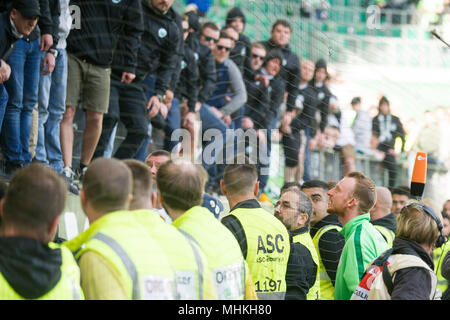 Wolfsburg, Allemagne. Apr 28, 2018. Maximilian ARNOLD (re., WOB) parle après le jeu avec le Wolfsburg ultras, ventilateur, fans, spectateurs, supporters, sympathisants, frustratedriert, frustrés, latexé, déçu, se douchait, décapitation, déçu, triste, football 1. Bundesliga, 32. Journée, VfL Wolfsburg (WOB) - HSV Hamburg Hambourg Hambourg (HH) 1 : 3, le 28/04/2018 à Wolfsburg/Allemagne. Utilisation dans le monde entier | Credit : dpa/Alamy Live News Banque D'Images