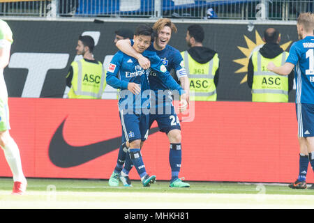 Wolfsburg, Allemagne. Apr 28, 2018. Gotoku SAKAI (droit, HH) célèbre gardien avec Tatsuya ITO (HH) après le but d'en faire 2-0 pour HSV Hambourg Hambourg Hambourg, jubilation, ils applaudissent, ils applaudissent, joie, Cheers, célébrer, goaljubel, plein la figure, le football 1. Bundesliga, 32.journée, VfL Wolfsburg (WOB) - HSV Hamburg Hambourg Hambourg (HH), le 28/04/2018 à Wolfsburg/Allemagne. Utilisation dans le monde entier | Credit : dpa/Alamy Live News Banque D'Images