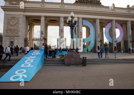 Moscou, Russie. 1er mai, 2018.objet d'art aux patineurs de 40 mètres de hauteur sous la forme de nombre de 90 à l'entrée principale du Parc Gorki de Culture et loisirs à Moscou pendant la journée d'ouverture du 90e anniversaire de la saison estivale, la Russie Crédit : Nikolay Vinokourov/Alamy Live News Banque D'Images