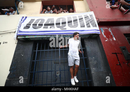 01 mai 2018, Lima, Pérou : Un homme regarde le match de foot de rue "undialito'. Pour la 60e fois, les passe-temps joueurs de football ont réalisé cette rue match dans la capitale de Lima au Pérou. Plusieurs fans encourageaient leurs équipes dans une rue peu recommandables dans le district de La Victoria. Les supporters de football payés jusqu'à 1 000 soles (255 euros) pour des sièges de loge aux fenêtres des maisons limitrophes. Photo : Geraldo Caso Bizama/dpa Banque D'Images