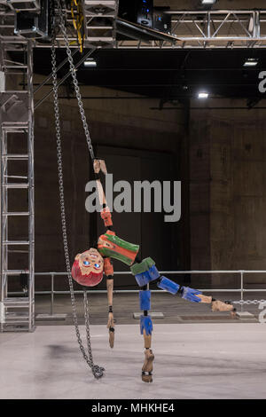 Londres, Royaume-Uni. 2e mai 2018. Jordan Wolfson Couleur de la sculpture, une installation d'animatronic à grande échelle dans les réservoirs à la Tate Modern. Il dispose d''une marionnette menaçant plus de 7 pieds de haut, qui est élevé, tiré, glisser au sol par des chaînes mécanisées attachés à chaque membre. La figure s'appuie sur différentes représentations de l'enfance à partir de la pop culture américaine. Équipés d'écrans numériques pour les yeux, la marionnette de capteur permet de fixer les spectateurs avec son regard fixe qu'il bouche un sibyllin Liste des déclarations menaçantes. Crédit : Guy Bell/Alamy Live News Banque D'Images