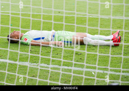 Wolfsburg, Allemagne. Apr 28, 2018. Ohis Felix UDUOKHAI (WOB) est allongé sur la pelouse, frustré, frustré, déçu, en fin de soirée, se douchait, déception, déception, triste, figure d'ensemble, le paysage, le mensonge, le Soccer 1. Bundesliga, 32.journée, VfL Wolfsburg (WOB) - HSV Hamburg Hambourg Hambourg (HH) 1 : 3, le 28/04/2018 à Wolfsburg/Allemagne. Utilisation dans le monde entier | Credit : dpa/Alamy Live News Banque D'Images