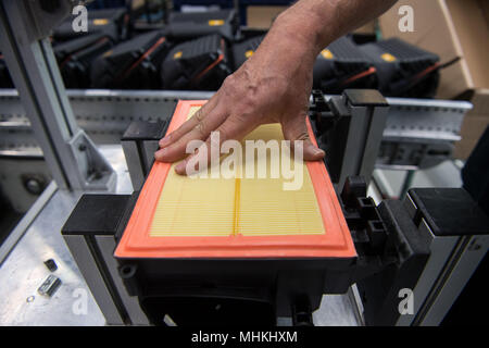 17 avril 2018, l'Allemagne, Ludwigsburg : un membre du personnel de l'équipementier automobile et spécialiste des filtres MANN +HUMMEL, monte une filtre à air dans un boîtier synthétique dans le hall de l'assemblée. Photo : Marijan Murat/dpa Banque D'Images