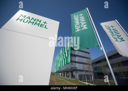 17 avril 2018, l'Allemagne, Ludwigsburg : drapeaux avec le logo de l'entreprise de fournisseur du secteur automobile et voiture spécialiste des filtres MANN +HUMMEL balancent dans le vent en face de l'entreprise l'administration centrale. Photo : Marijan Murat/dpa Banque D'Images