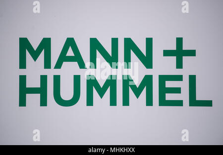 17 avril 2018, l'Allemagne, Ludwigsburg : Le logo de l'entreprise de fournisseur du secteur automobile et voiture spécialiste des filtres MANN +HUMMEL est exposée au siège de l'entreprise. Photo : Marijan Murat/dpa Banque D'Images