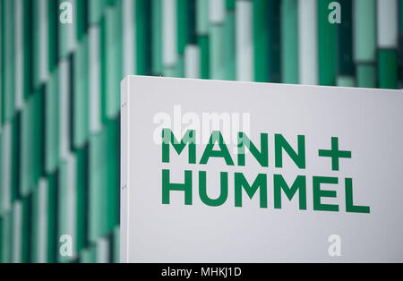 17 avril 2018, l'Allemagne, Ludwigsburg : Le logo de l'entreprise de fournisseur du secteur automobile et voiture spécialiste des filtres MANN +HUMMEL est exposée au siège de l'entreprise. Photo : Marijan Murat/dpa Banque D'Images