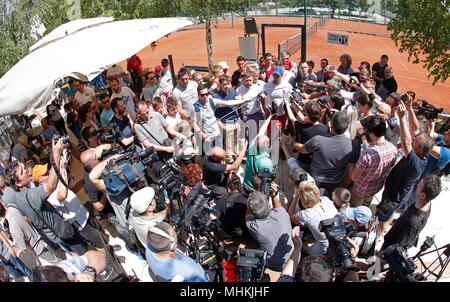 (180502) -- BELGRADE, le 2 mai 2018 (Xinhua) -- la Serbie de Novak Djokovic, joueur de tennis s'adresse aux médias après une session de formation à Belgrade, Serbie le 2 mai 2018.(Xinhua/Predrag Milosavljevic) Banque D'Images