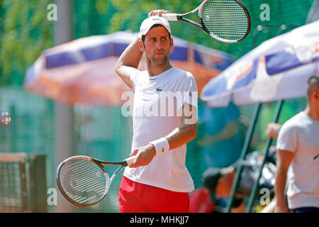 (180502) -- BELGRADE, le 2 mai 2018 (Xinhua) -- la Serbie de Novak Djokovic, joueur de tennis se réchauffe avant une session de formation à Belgrade, Serbie le 2 mai 2018. (Xinhua/Predrag Milosavljevic) Banque D'Images