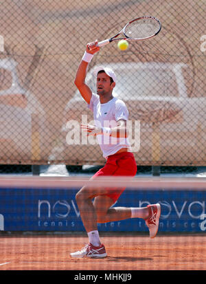 (180502) -- BELGRADE, le 2 mai 2018 (Xinhua) -- la Serbie de joueur de tennis Novak Djokovic renvoie une balle au cours d'une session de formation ouverte à Belgrade, Serbie le 2 mai 2018. (Xinhua/Predrag Milosavljevic) Banque D'Images