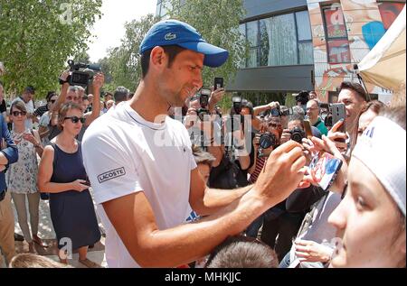 (180502) -- BELGRADE, le 2 mai 2018 (Xinhua) -- la Serbie de Novak Djokovic, joueur de tennis signe après une session de formation à Belgrade, Serbie le 2 mai 2018. (Xinhua/Predrag Milosavljevic) Banque D'Images