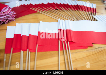 Cracovie, Pologne. 2 mai, 2018. De petits drapeaux polonais vu au cours de la journée du drapeau national sur la place principale de Cracovie. Les scouts de la ville d'aujourd'hui, tenter de briser le record national sur la longueur du drapeau national. Un drapeau polonais avec 3 mètres de large et plus de deux kilomètres de long occuper toute la route royale, de la porte de la Florian la colline de Wawel. Credit : Omar Marques/SOPA Images/ZUMA/Alamy Fil Live News Banque D'Images