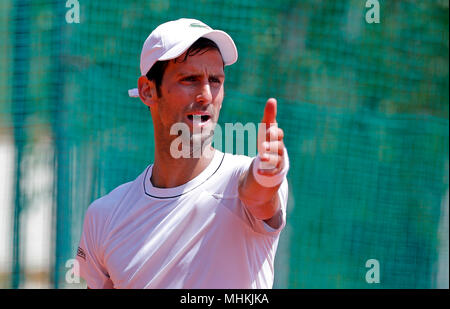 (180502) -- BELGRADE, le 2 mai 2018 (Xinhua) -- la Serbie de Novak Djokovic, joueur de tennis de gestes au cours d'une session de formation ouverte à Belgrade, Serbie le 2 mai 2018. (Xinhua/Predrag Milosavljevic) Banque D'Images