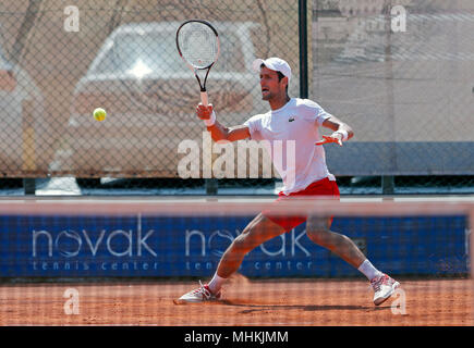 (180502) -- BELGRADE, le 2 mai 2018 (Xinhua) -- la Serbie de joueur de tennis Novak Djokovic renvoie une balle au cours d'une session de formation ouverte à Belgrade, Serbie le 2 mai 2018. (Xinhua/Predrag Milosavljevic) Banque D'Images