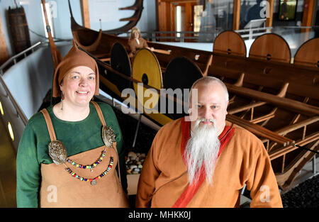 02 mai 2018, l'Allemagne, l'Busdorf : Kerstin et Helge Gisel de Duisburg portant costume Viking original à la musée des vikings Haithabu. Le musée a été fermé pendant 18 mois en raison d'importants travaux de rénovation et sera rouvert le 03 mai 2018. Photo : Carsten Rehder/dpa Banque D'Images