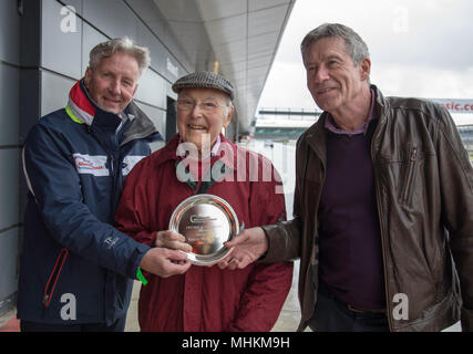 Silverstone, UK. 2 mai, 2018. Nick Wigley, directeur général de Silverstone Classic et Tiff Needell présent Murray Walker avec un prix d'excellence dans la voie des stands Silverstone Crédit : James Wadham / Alamy Live News Banque D'Images