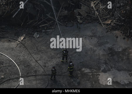 Sao Paulo, Brésil. 2 mai, 2018. Les pompiers et les sauveteurs tentent d'éteindre un feu et trouver des victimes après un bâtiment a été la proie des flammes et s'est effondré, à Sao Paulo, Brésil, le 2 mai 2018. Quarante-quatre personnes, le mercredi est resté absent un jour après un incendie a détruit un immeuble de bureaux de 26 étages au centre-ville de Sao Paulo au Brésil, les autorités locales ont déclaré. Credit : Rahel Patrasso/Xinhua/Alamy Live News Banque D'Images