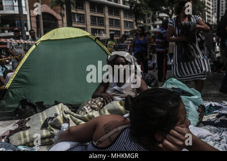 Sao Paulo, Brésil. 2 mai, 2018. Les sans-abri, qui a vécu dans le bâtiment qui a pris feu et s'est effondré, recevoir des dons sur le site de l'accident, à Sao Paulo, Brésil, le 2 mai 2018. Quarante-quatre personnes, le mercredi est resté absent un jour après un incendie a détruit un immeuble de bureaux de 26 étages au centre-ville de Sao Paulo au Brésil, les autorités locales ont déclaré. Credit : Rahel Patrasso/Xinhua/Alamy Live News Banque D'Images