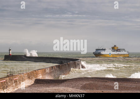 Newlaven, East Sussex, Royaume-Uni..2 Mai 2018. Royaume-Uni Météo : Plus Lumineux plus tard dans la journée après les nuages et la pluie sombres, le vent fort fouets le surf au port Ouest brise l'eau avant enfin abating. Banque D'Images