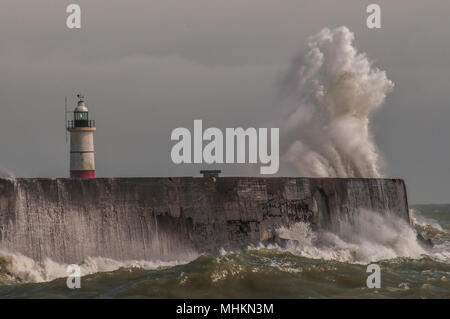 Newlaven, East Sussex, Royaume-Uni..2 Mai 2018. Royaume-Uni Météo : Plus Lumineux plus tard dans la journée après les nuages et la pluie sombres, le vent fort fouets le surf au port Ouest brise l'eau avant enfin abating. Banque D'Images