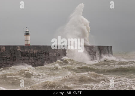 Newlaven, East Sussex, Royaume-Uni..2 Mai 2018. Royaume-Uni Météo : Plus Lumineux plus tard dans la journée après les nuages et la pluie sombres, le vent fort fouets le surf au port Ouest brise l'eau avant enfin abating. Banque D'Images