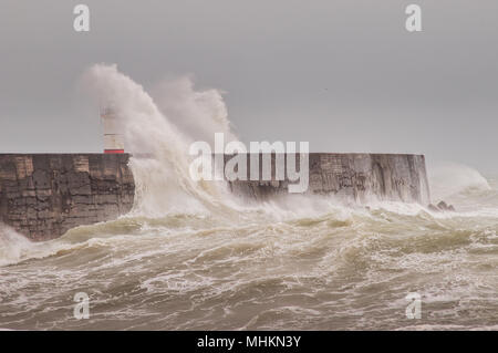 Newlaven, East Sussex, Royaume-Uni..2 Mai 2018. Royaume-Uni Météo : Plus Lumineux plus tard dans la journée après les nuages et la pluie sombres, le vent fort fouets le surf au port Ouest brise l'eau avant enfin abating. Banque D'Images