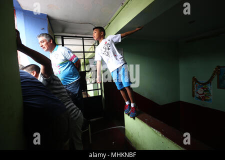 01 mai 2018, Lima, Pérou : un petit garçon et d'autres spectateurs de la 68e 'undialito' (lit. petit world cup) à la suite d'un jeu. Pour la 68e fois les joueurs de passe-temps la capitale du Pérou dans l'exercice de la rue tournoi de football- d'innombrables fans célèbrent leurs équipes sur une rue dans le centre-ville de La Victoria. Photo : Geraldo Caso Bizama/dpa Banque D'Images